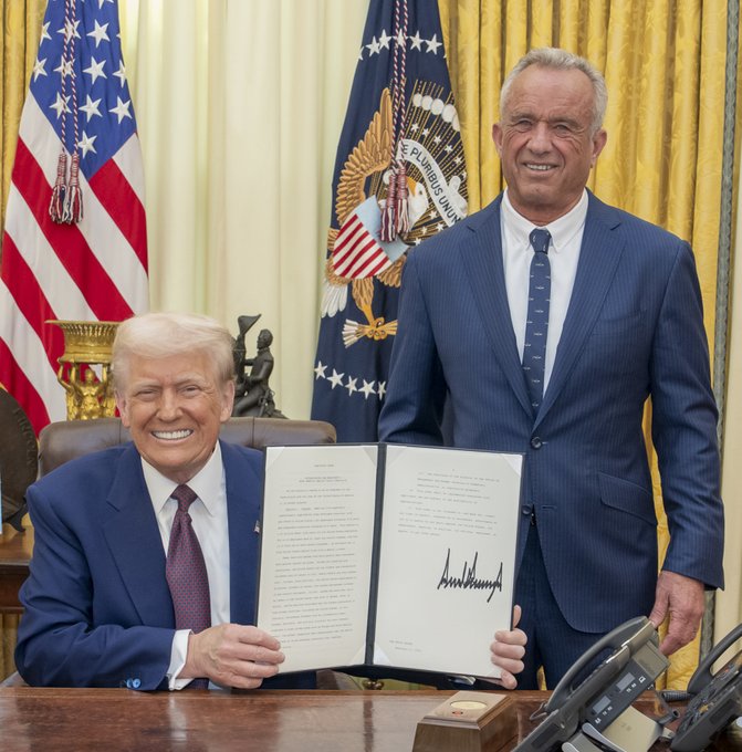 RFK Jr. and President Trump pose in the Oval Office.